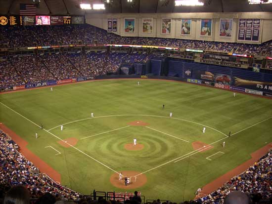 Kent Hrbek inside the park homer at the Metrodome in 1984, just because :  r/minnesotatwins